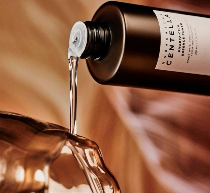 SKIN1004 Probio-Cica Essence Toner - textura vertiendo