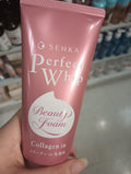 Senka Perfect Whip Collagen In - tubo rosa sostenido en mano