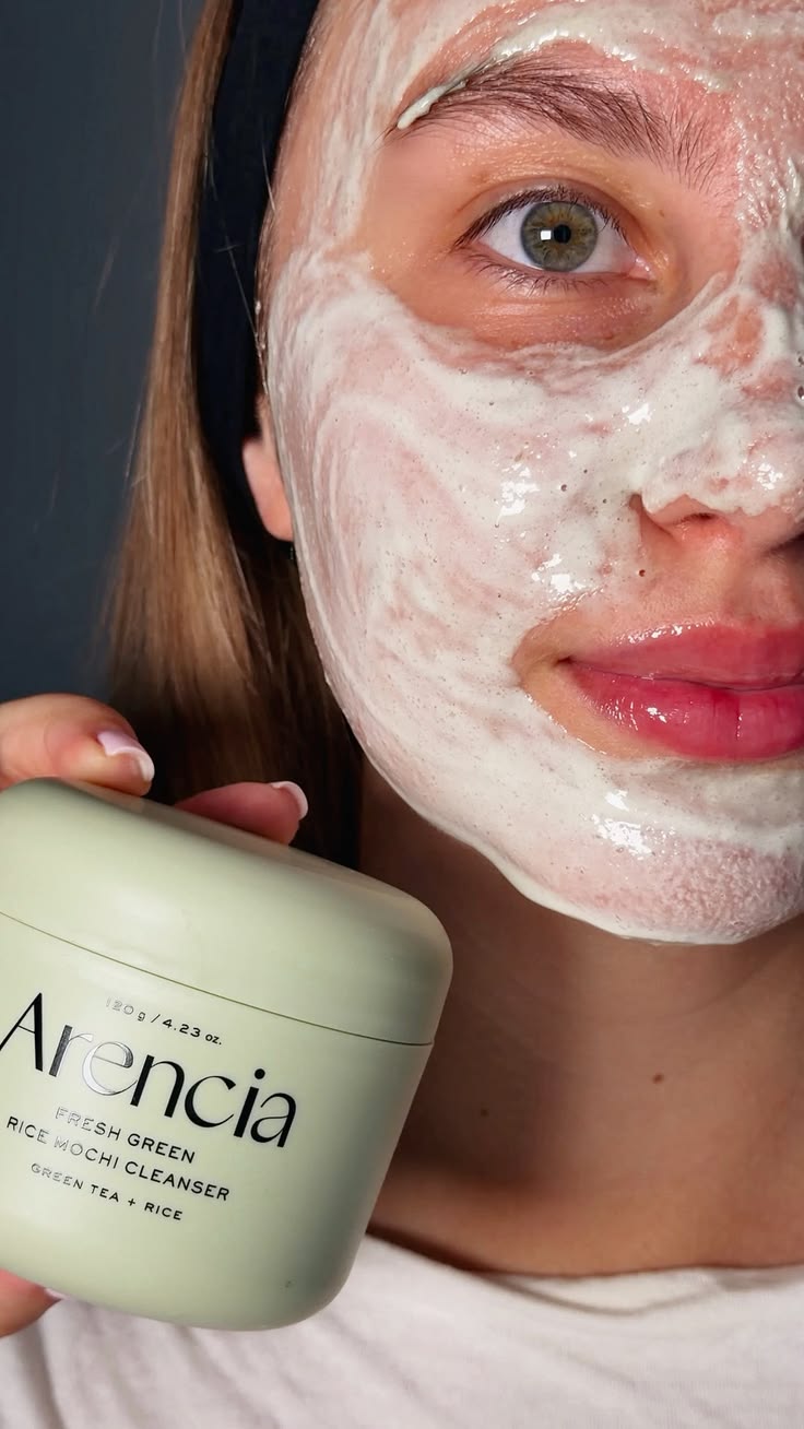 Arencia Fresh Green Rice Mochi Cleanser - modelo usando