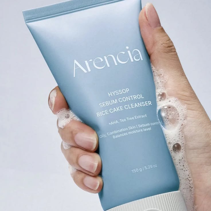 Arencia Hyssop Sebum Control Rice Cake Cleanser - modelo sosteniendo con espuma
