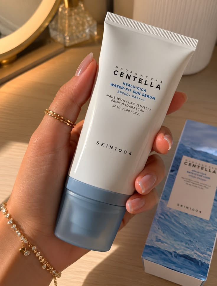 SKIN1004 Hyalu-Cica Water-Fit Sun Serum SPF50+ - en mano