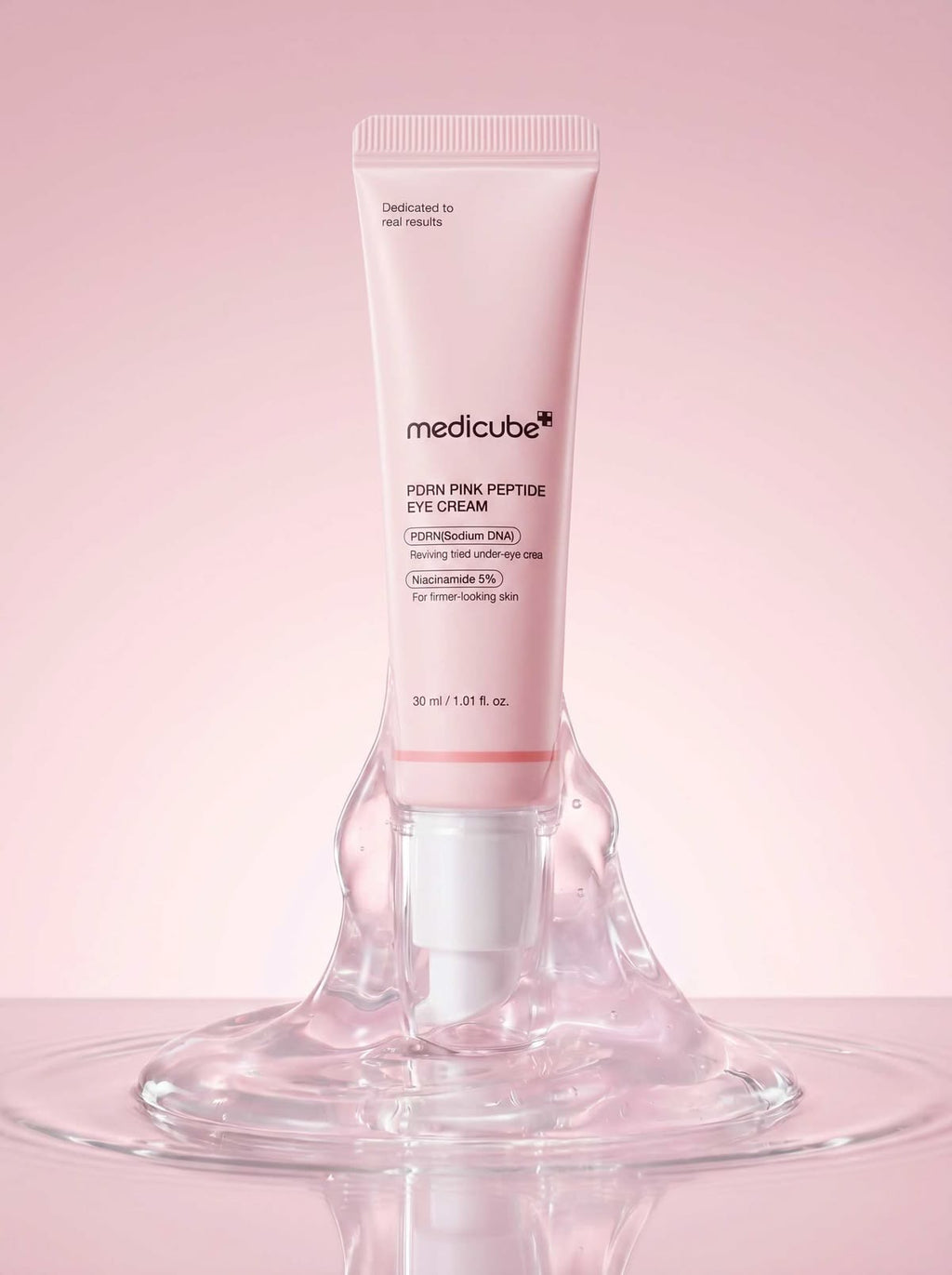 Medicube PDRN Pink Peptide Eye Cream - fondo rosa