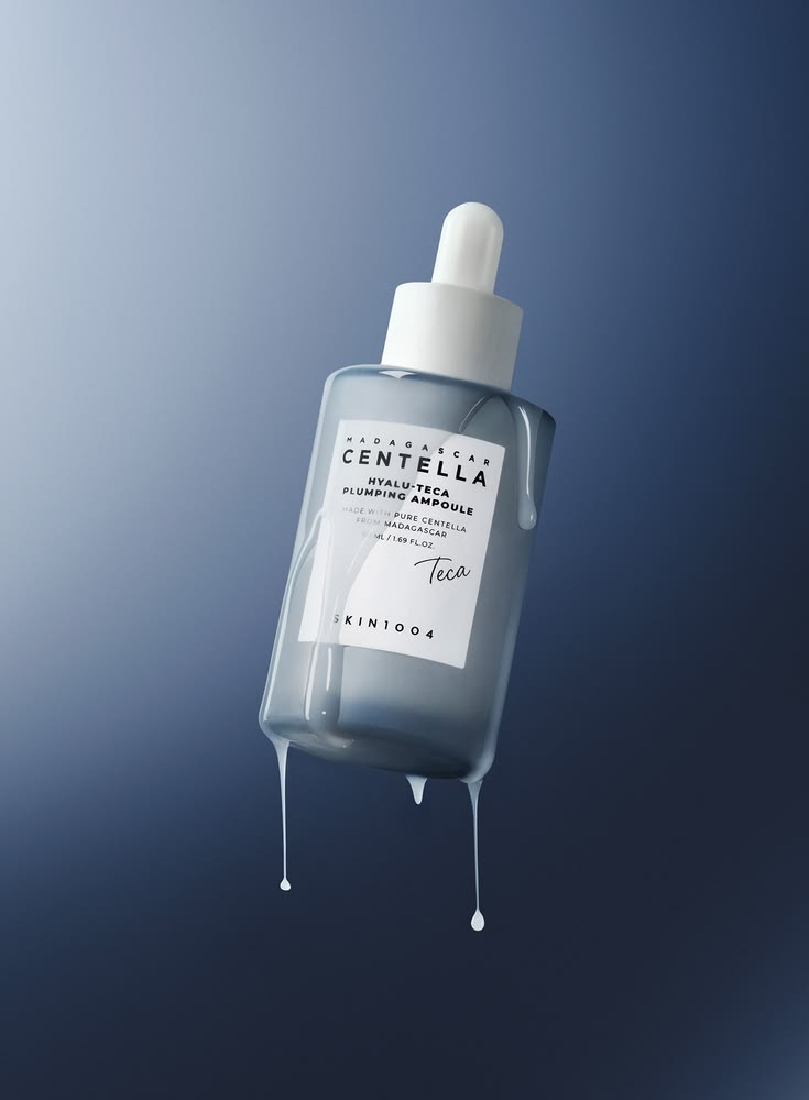SKIN1004 Hyalu-Teca Plumping Ampoule - frasco con gotas fondo azul