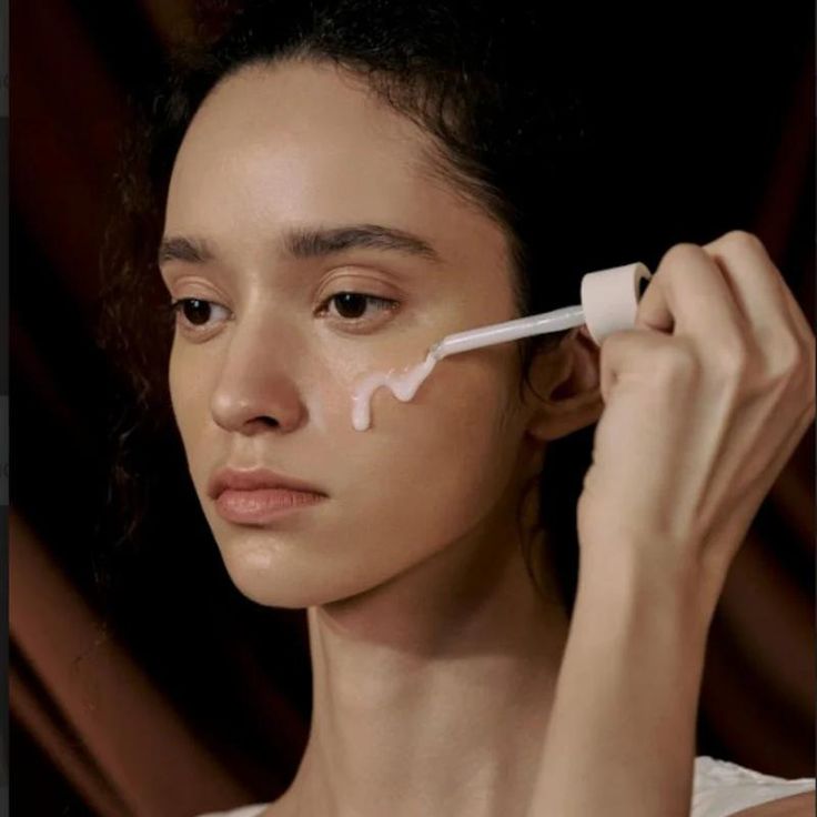 SKIN1004 Probio-Cica Intensive Ampoule - modelo aplicando