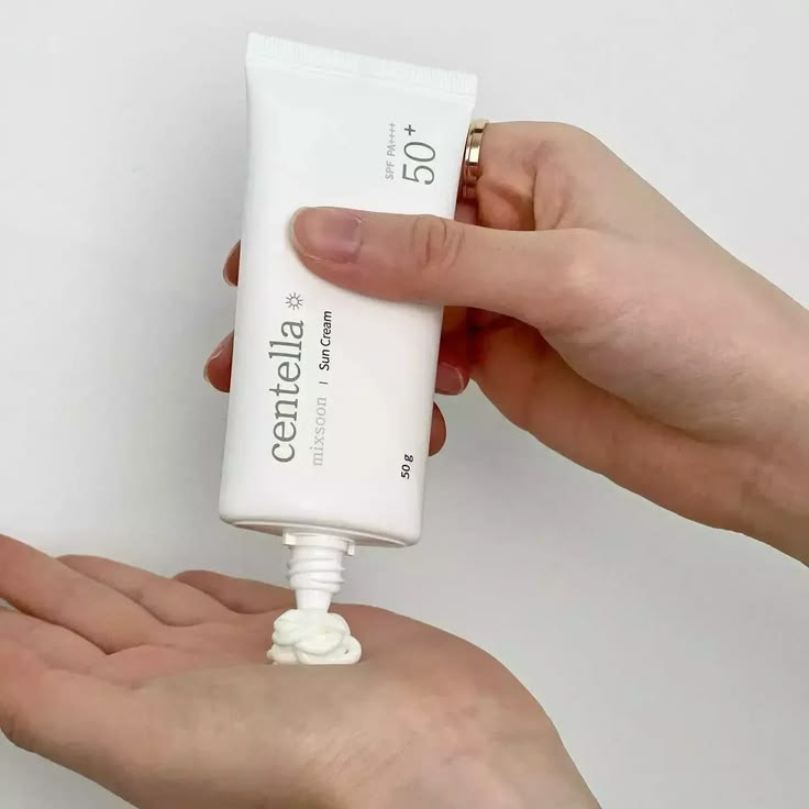 Mixsoon Centella Sun Cream SPF50+ - modelo aplicando en mano