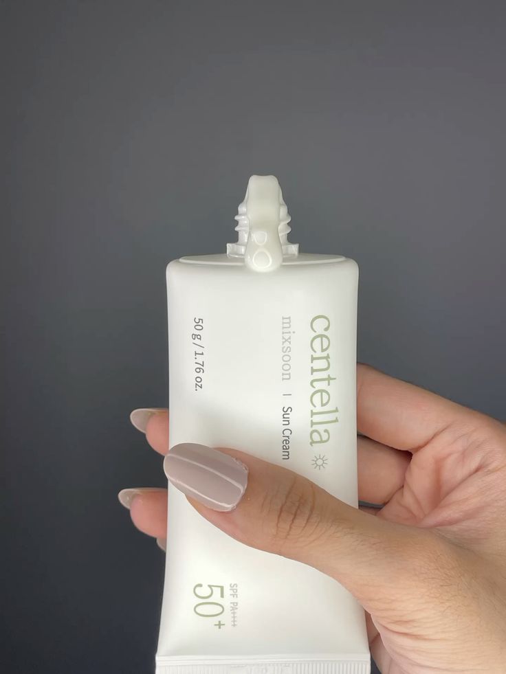 Mixsoon Centella Sun Cream - producto fondo gris sostenido en mano