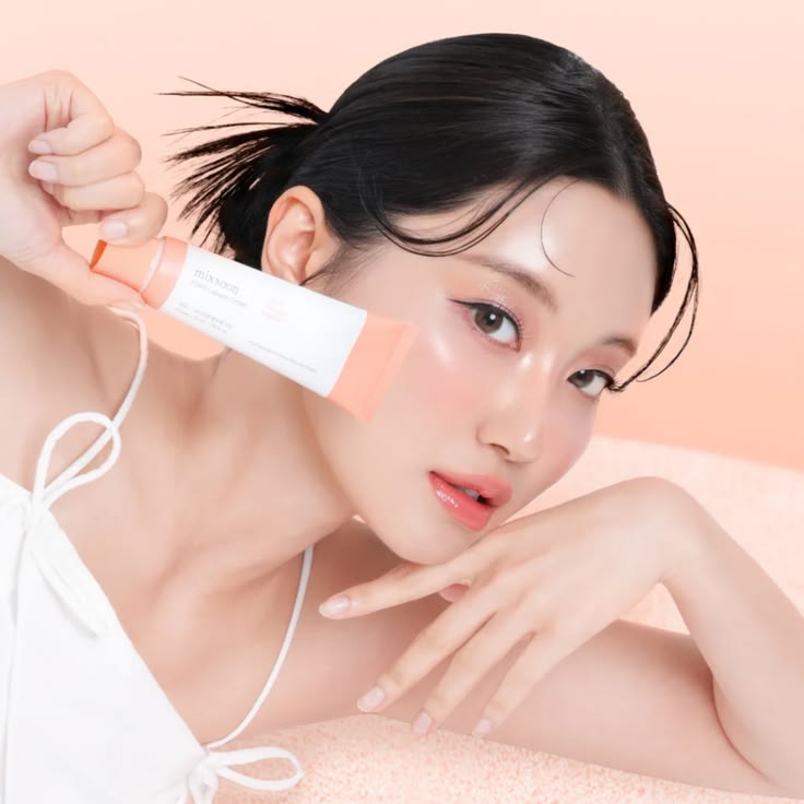 Mixsoon PDRN Collagen Cream - modelo aplicando en rostro
