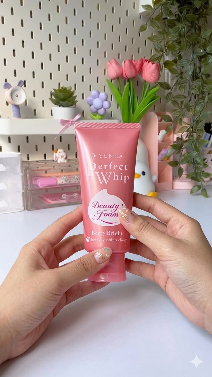 Senka Perfect Whip Collagen In - modelo sosteniendo tubo rosa lifestyle