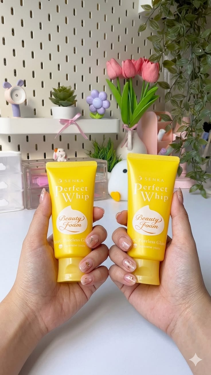 Senka Perfect Whip Vit C Poreless Glow - modelo sosteniendo dos tubos lifestyle