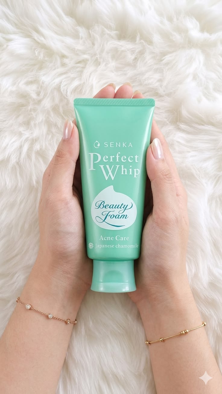 Senka Perfect Whip Acne Care - modelo sosteniendo tubo verde