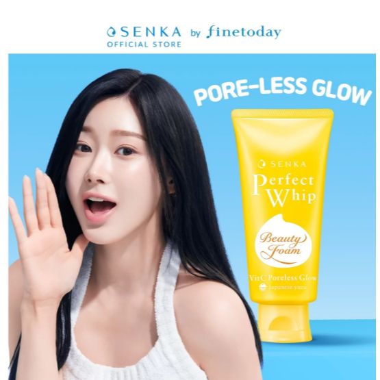 Senka Perfect Whip Vit C Poreless Glow - modelo con tubo amarillo fondo azul