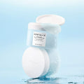 SKIN1004 Hyalu-Cica Jelly-Fit Ampoule Pad - frascos apilados fondo azul