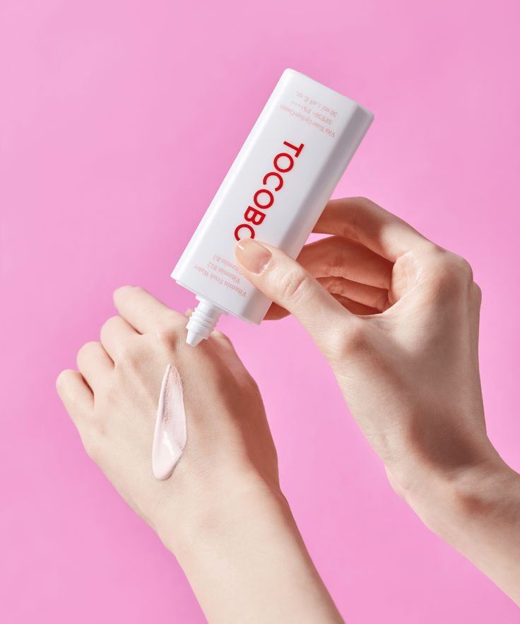 TOCOBO Vita Tone Up Sun Cream - modelo aplicando en mano