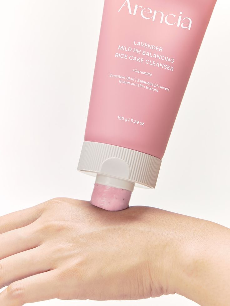 Arencia Lavender Mild pH Balancing Rice Cake Cleanser - modelo aplicando